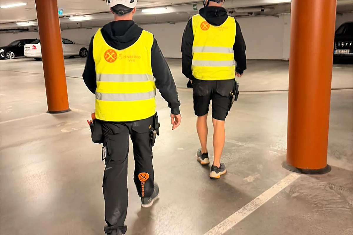 Två montörer från Edenbergs VVS i ett garage