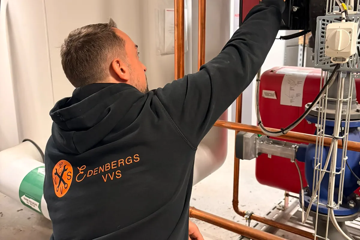 Montör från Edenbergs VVS justerar en pump i ett teknikutrymme