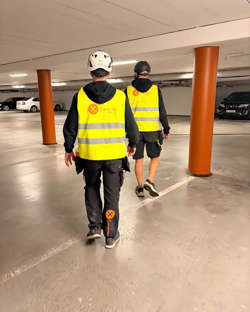Två montörer från Edenbergs VVS i ett garage