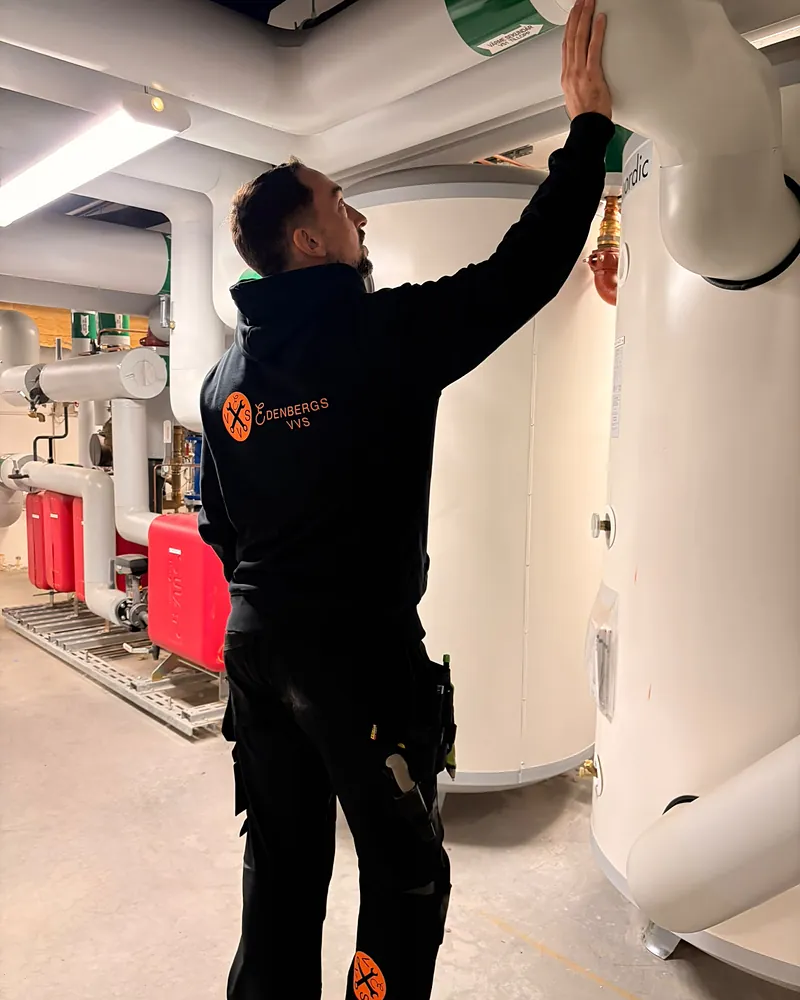 Montör från Edenbergs VVS i ett teknikrum