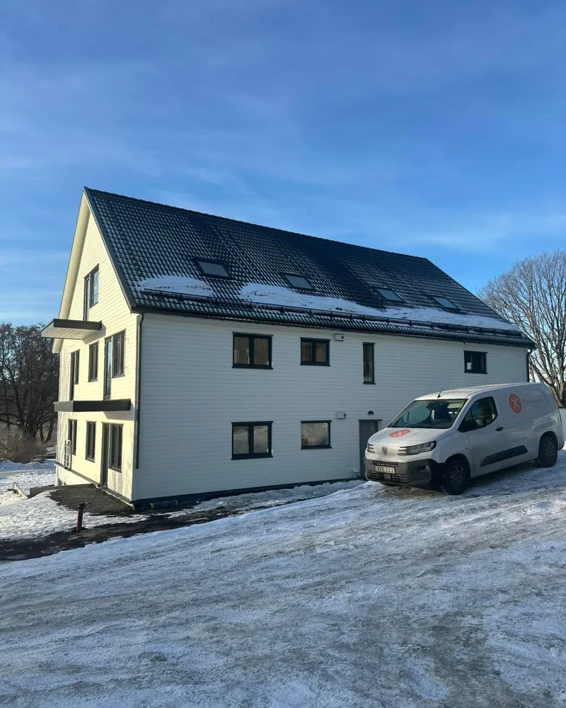 Edenbergs VVS servicebil vid BRF-projekt i Åkersberga