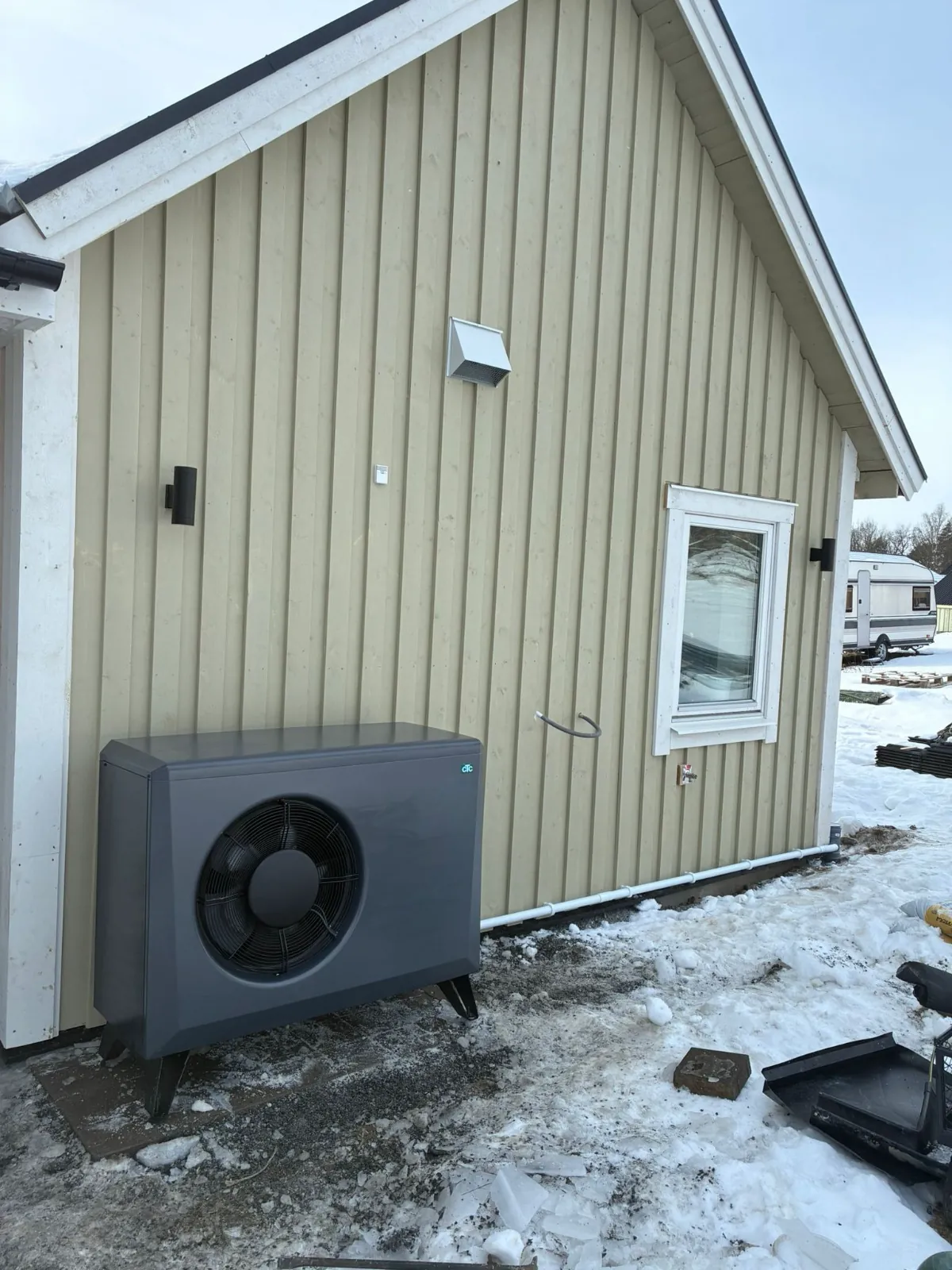 Edenbergs VVS luft-vatten värmepump utomhusenhet installation Skytteholm Solna